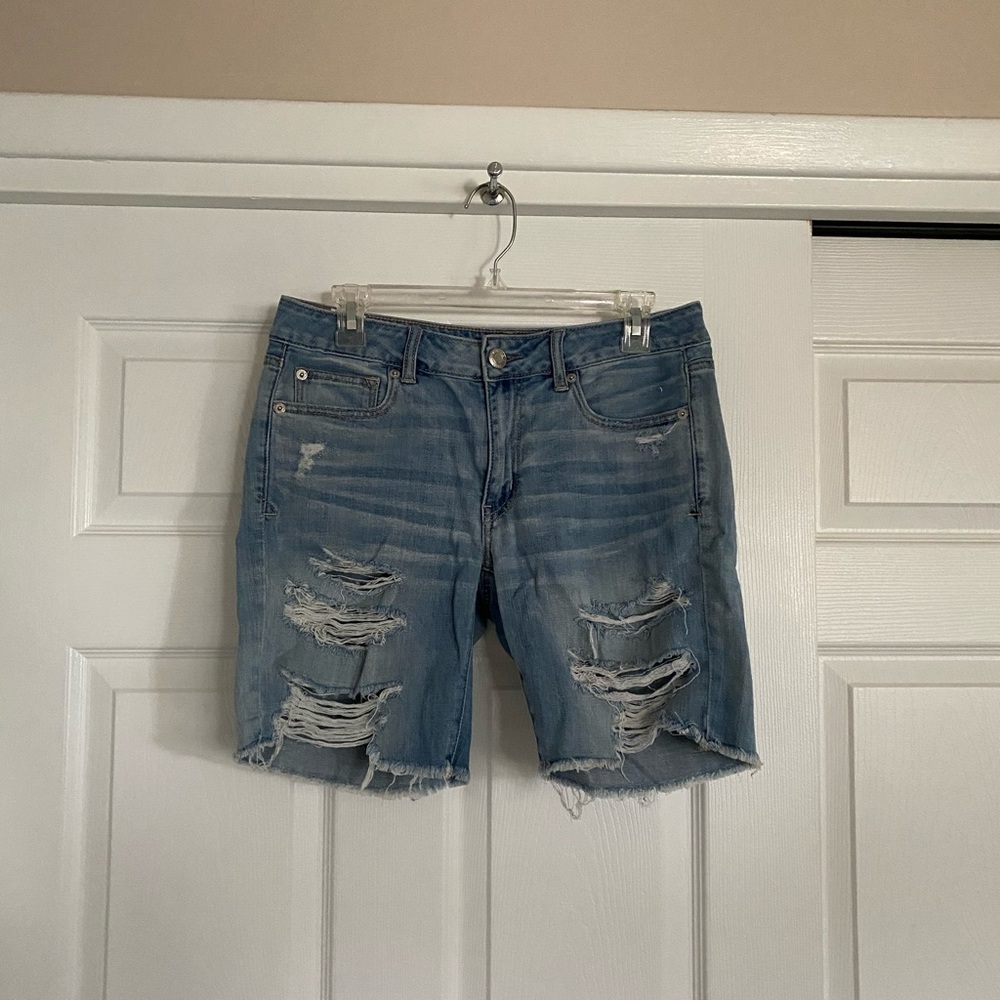 American Eagle tomboy Bermuda shorts, light wash